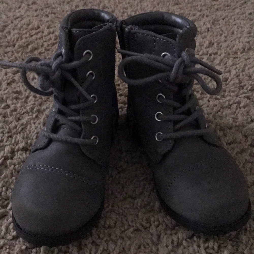 Girls boots 🥾 size 8. (Toddler)